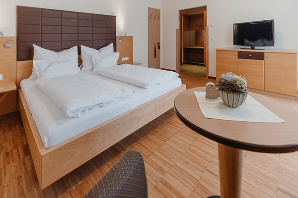 Doppelzimmer - Blick auf das Doppeltbett und den Fernseher.