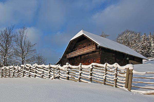 Blick auf das Geburtshaus von Peter Rosegger - der Kluppeneggerhof im Winter