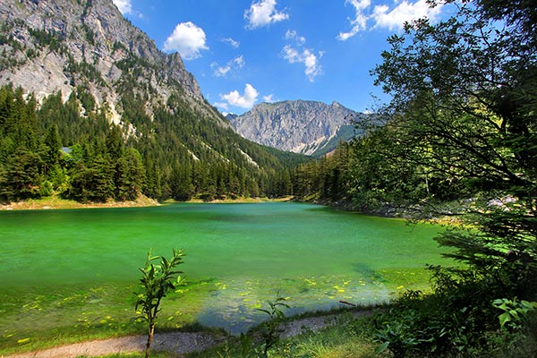 Blick auf den Grünen See - smaragdgrünes Wasser und herrliche Berge, die den See umrahmen.