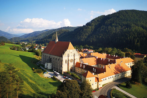 Das Bild zeigt das Stift Neuberg aus der Vogelperspektive