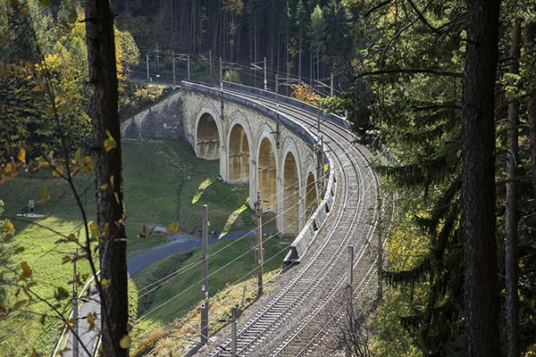 Blick auf die Schienen und dem Viadukt der Semmeringbahn
