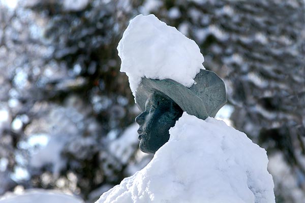 Statue des Waldbauernbub mit Schnee bedeckt