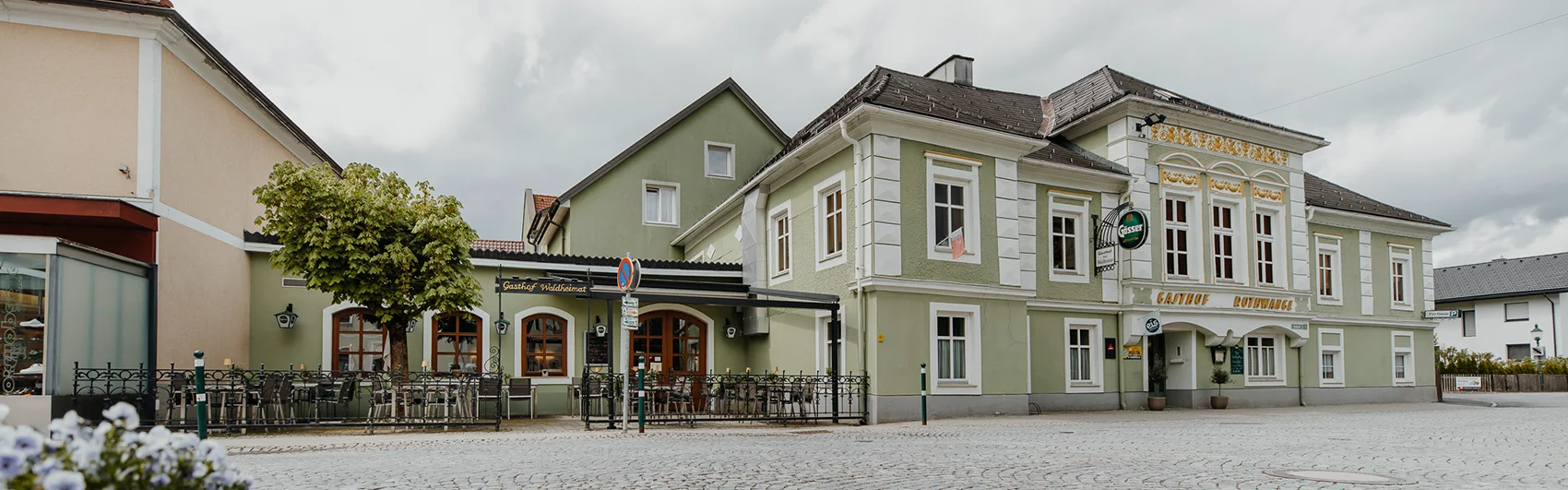 Außenansicht vom Gasthof Rothwangl - Hausfassade und Gastgarten