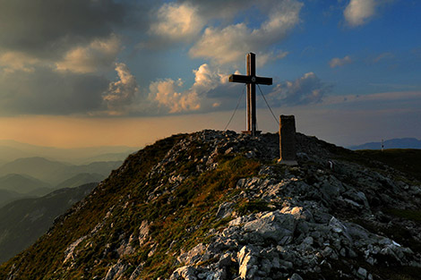 Blick auf das Gipfelkreuz der Hohen Veitsch bei Sonnenuntergang