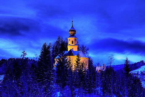 Blick bei Nacht auf die Lieblingskirche von Peter Rosegger - die Pfarrkirche von St. Kathrein am Hauenstein im Winter