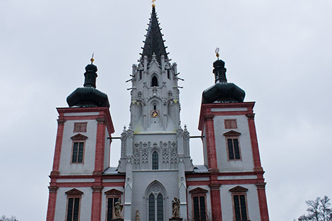 Die Basilika Mariazell von vorne mit den 3 Türmen