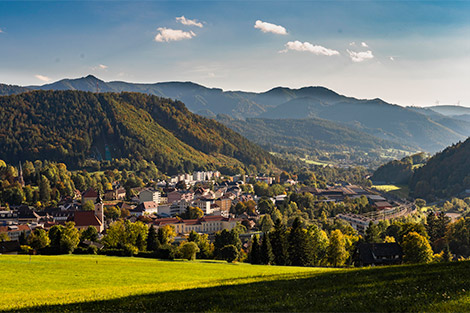 Blick auf die Stadt Mürzzuschlag - eingebettet in Wald und Wiesen und umrahmt von den Mürztaler Bergen