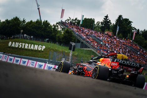 Blick auf ein Formel1-Auto und auf die zuschauende Menschenmenge