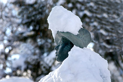 Statue vom Waldbauernbub Peter Rosegger - mit Schnee bedeckt.